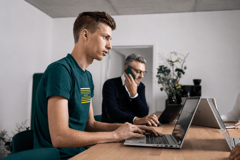 SELAS-medewerkers werken aan softwareontwikkeling en digitale oplossingen voor bedrijfsprocessen.