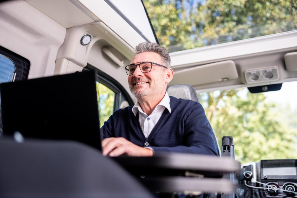 SELAS-medewerker werkt aan softwareontwikkeling voor digitale oplossingen en procesoptimalisatie.